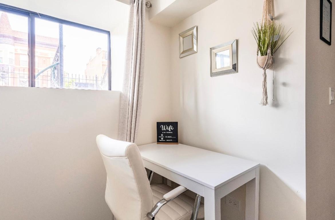 Cozy 2 Brm Apartment Mins Away From United Center Chicago Exterior photo
