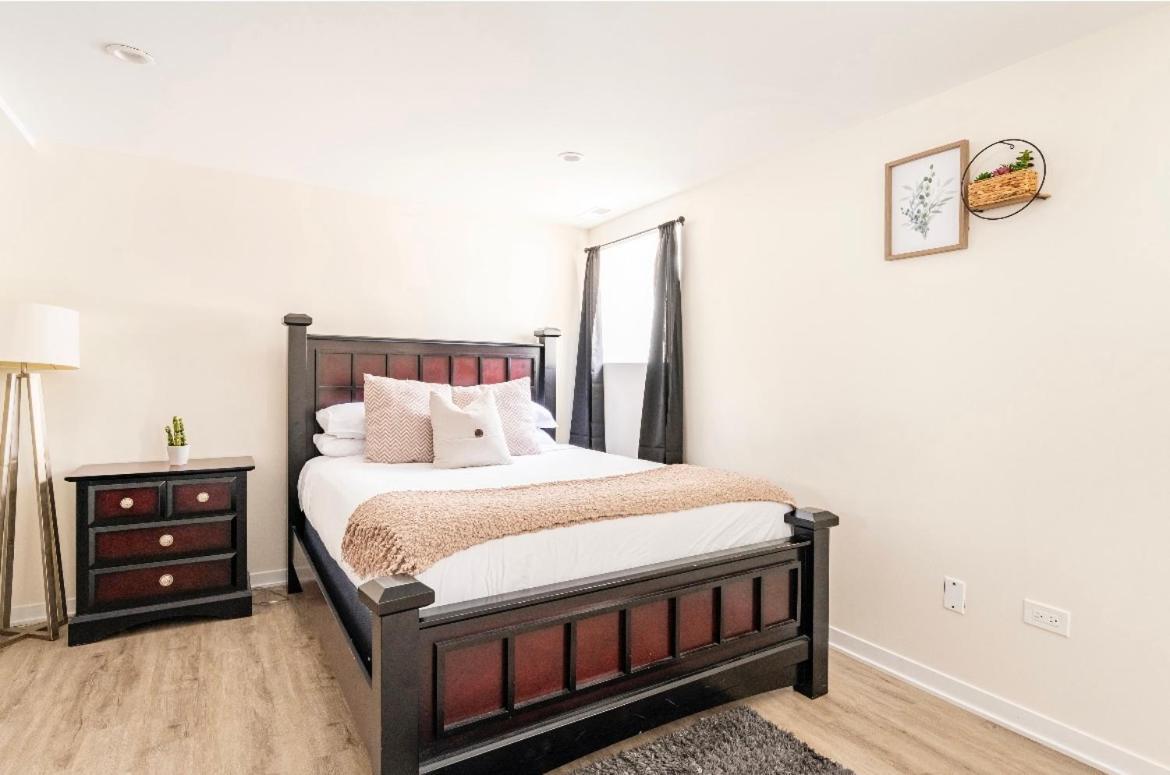 Cozy 2 Brm Apartment Mins Away From United Center Chicago Exterior photo