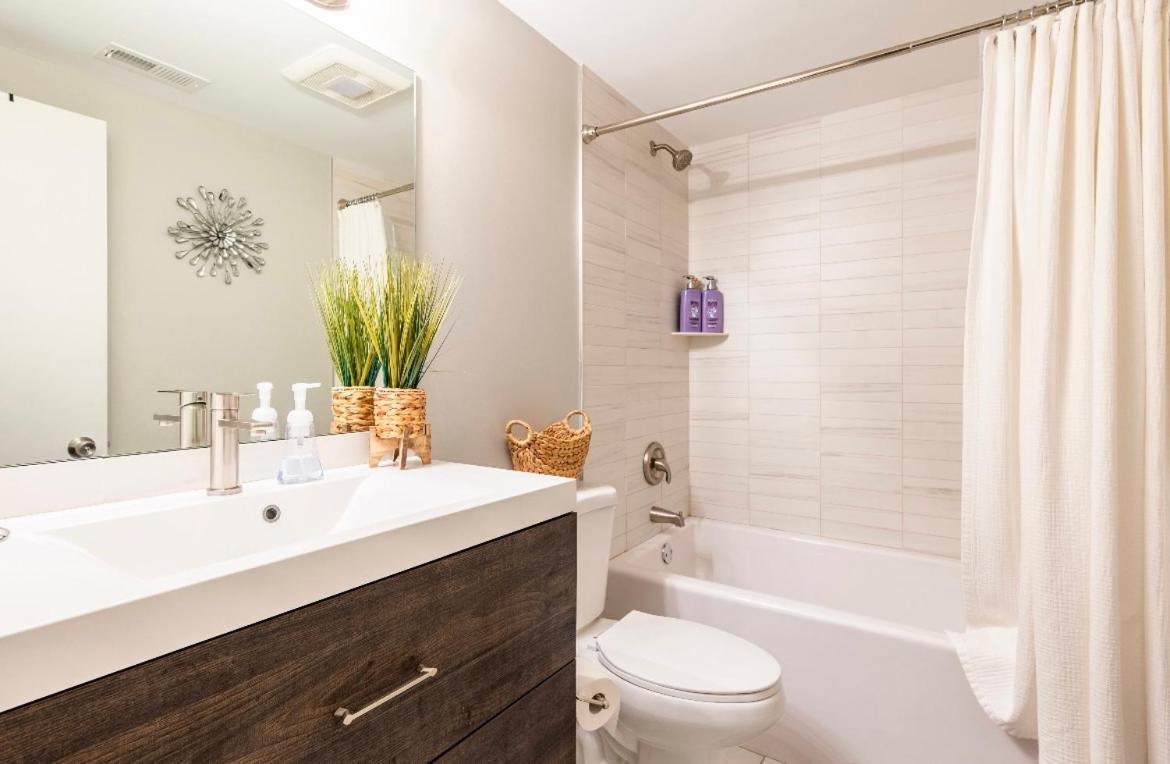 Cozy 2 Brm Apartment Mins Away From United Center Chicago Exterior photo