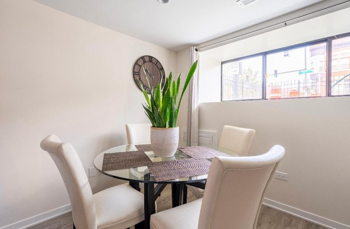 Cozy 2 Brm Apartment Mins Away From United Center Chicago Exterior photo