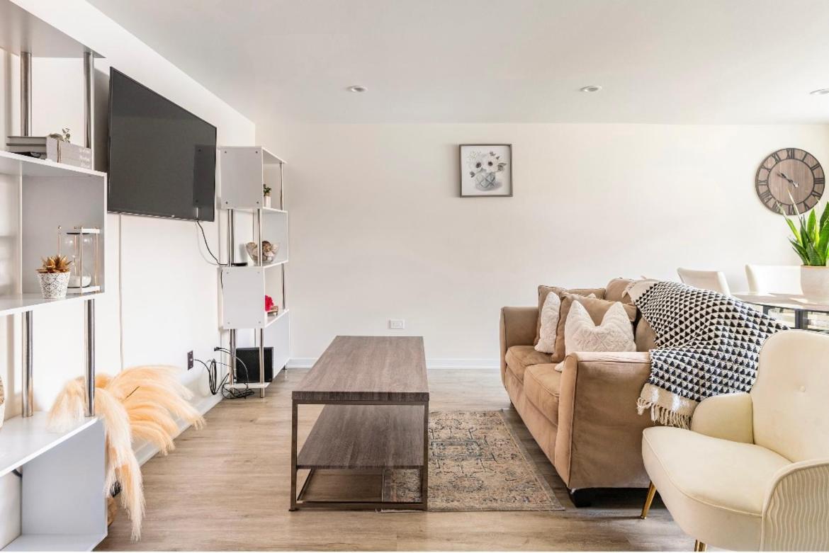 Cozy 2 Brm Apartment Mins Away From United Center Chicago Exterior photo